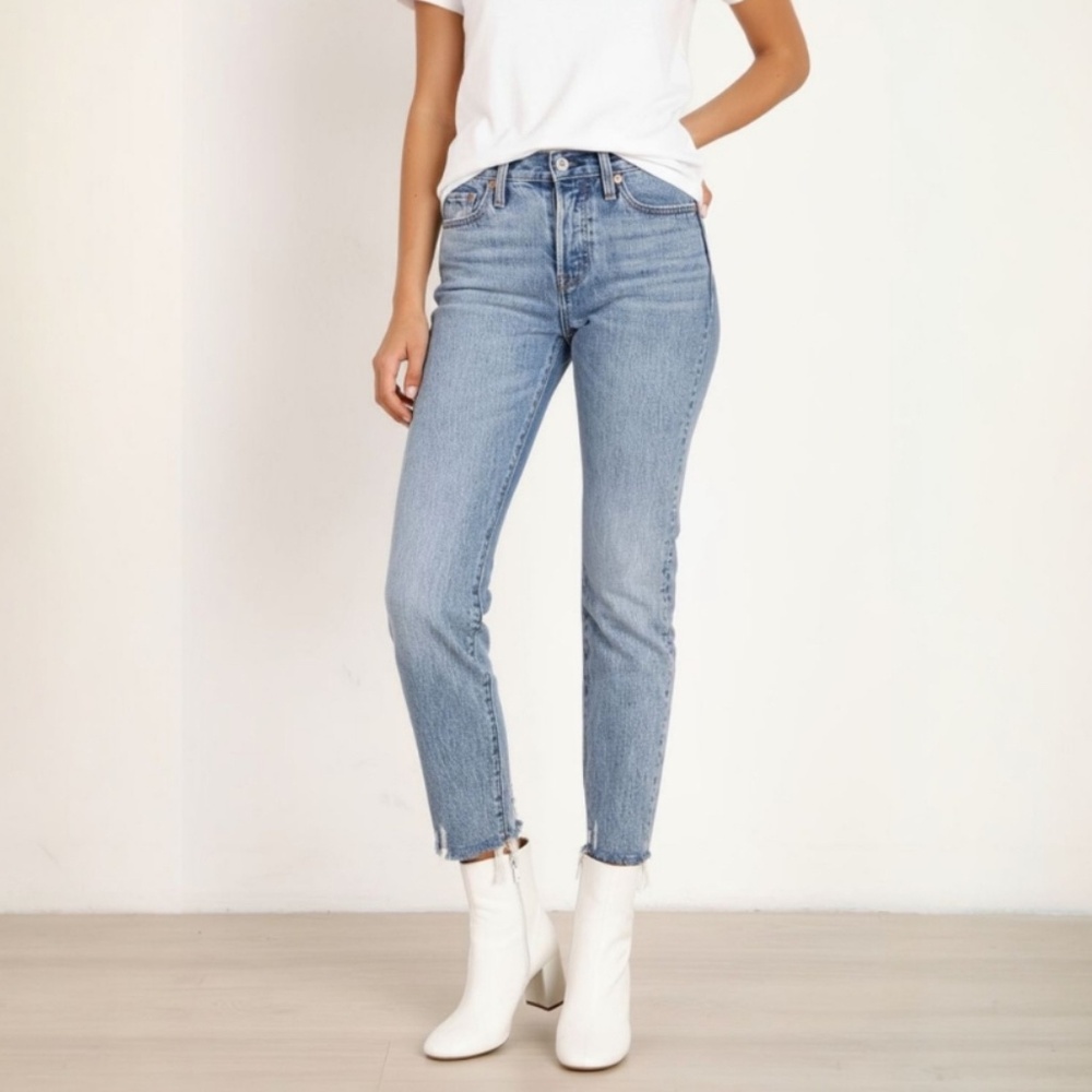 Levi’s Wedgie Jeans - High Waist Frayed Hem Slim Leg Light Wash Denim - Size 25